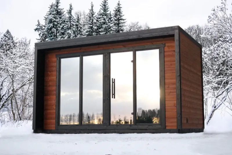 Badstuhytte Patio L i thermowood, med omkledningsrom